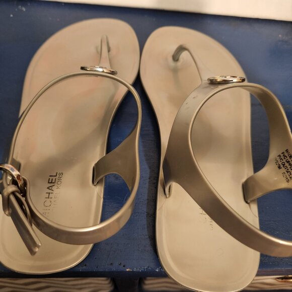 Wmn 6M MICHAEL KORS silver|gray pvc  jelly flat thong ankle strap|buckle sandal - Picture 8 of 9